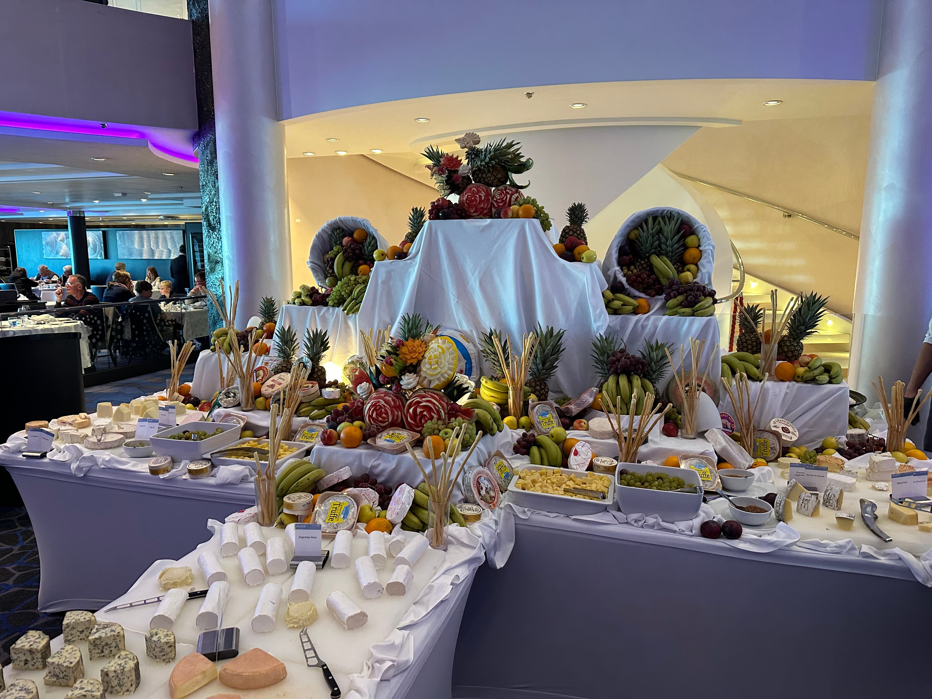 Besonderes Käse-Buffet-Event im Atlantik Restaurant mit Früchtepyramide