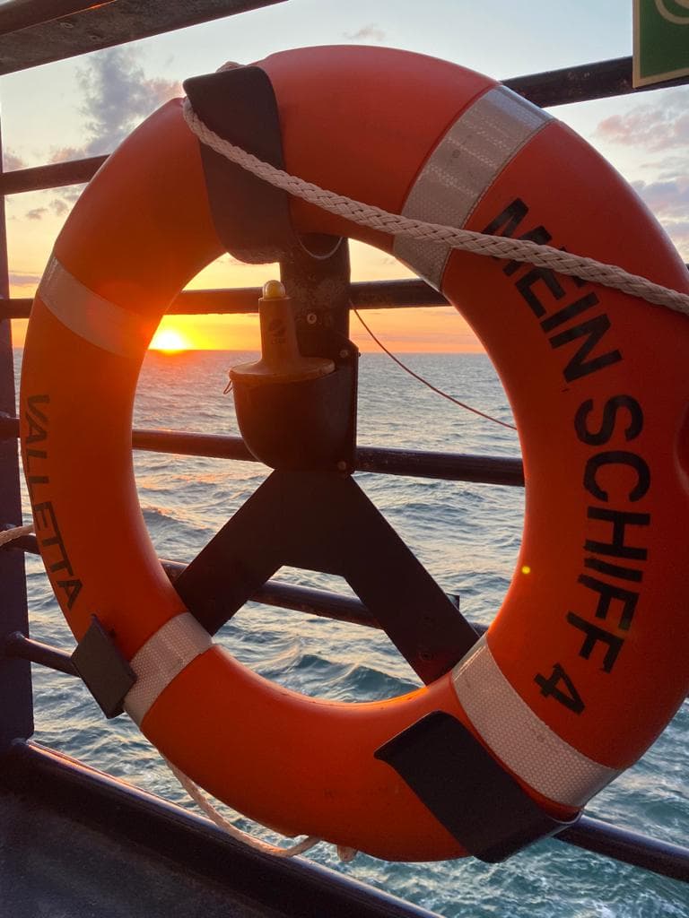 Mein Schiff 4 Rettungsring vor goldenem Sonnenuntergang