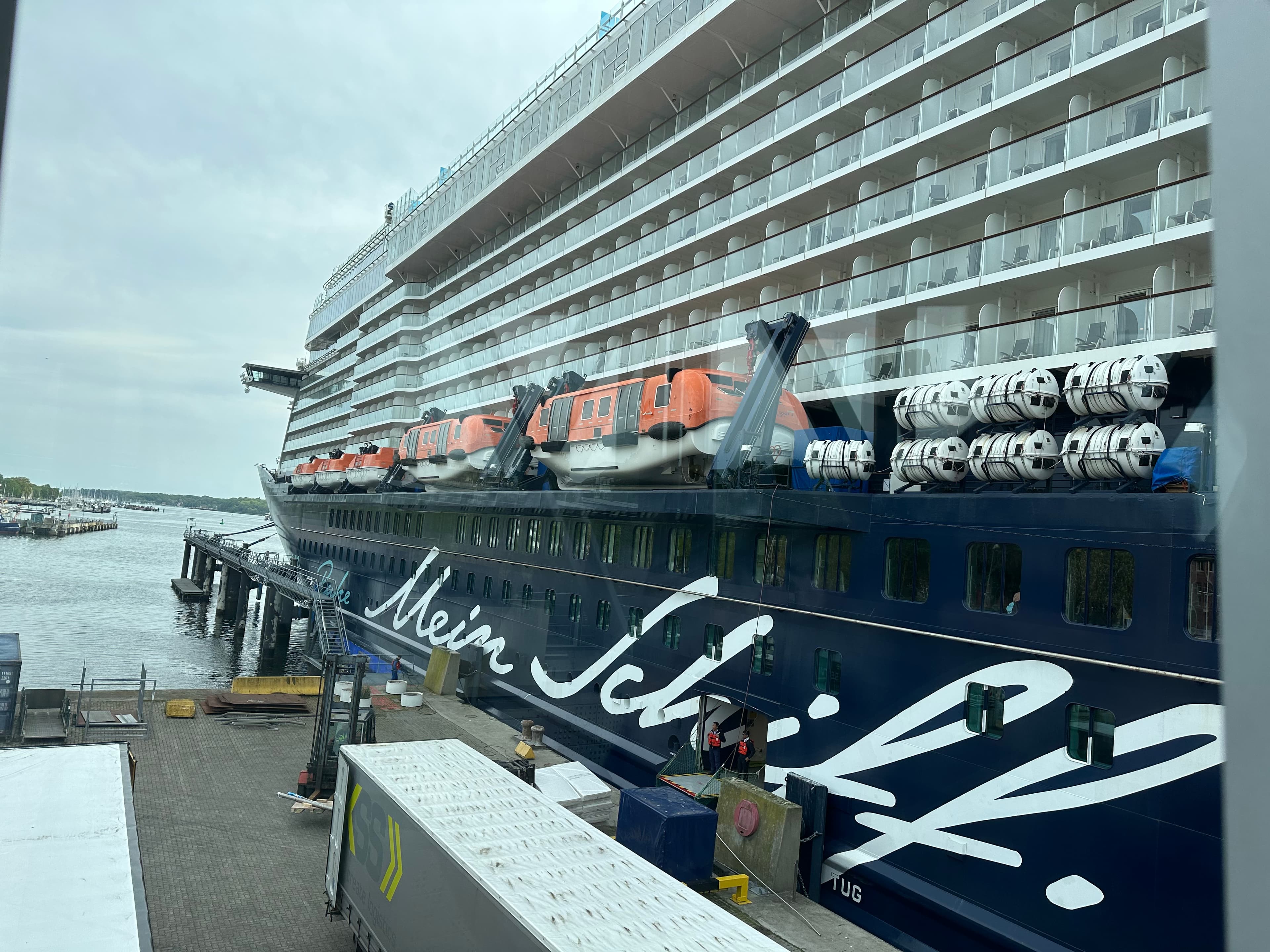 Mein Schiff Rumpf mit weißem Schriftzug im Hafen