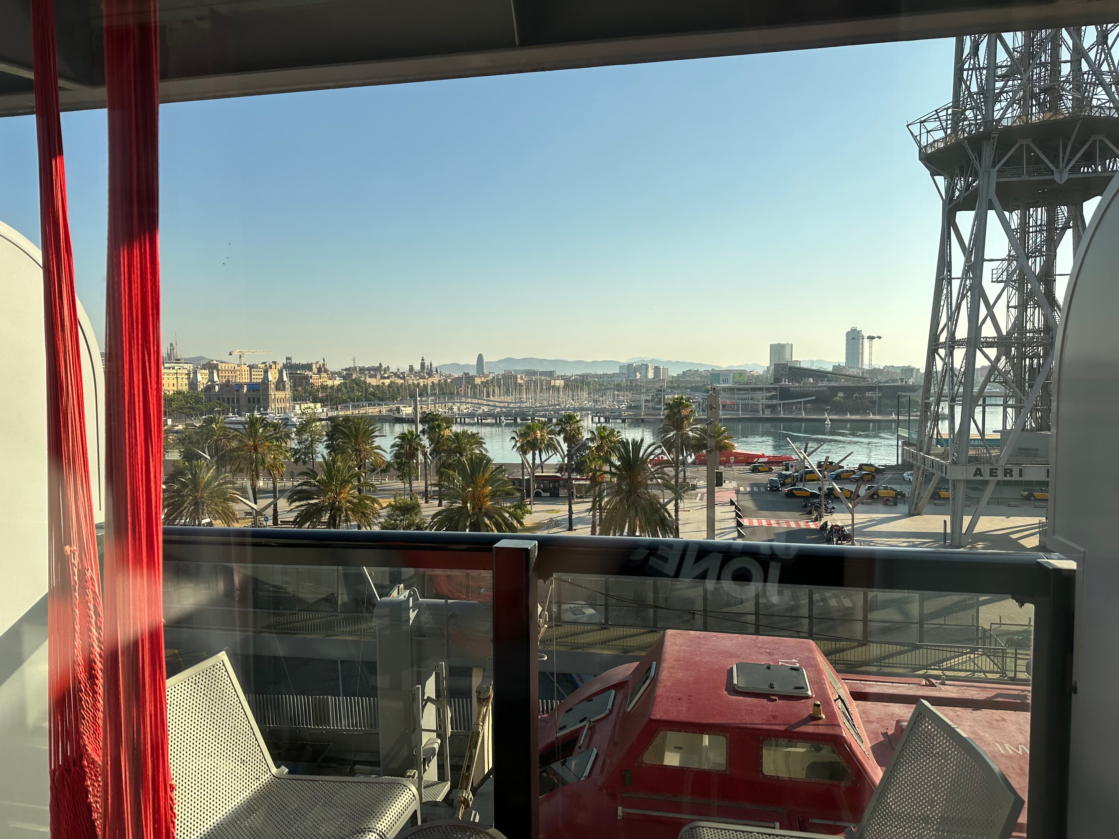 Blick vom Kabinenbalkon auf den Hafen von Barcelona