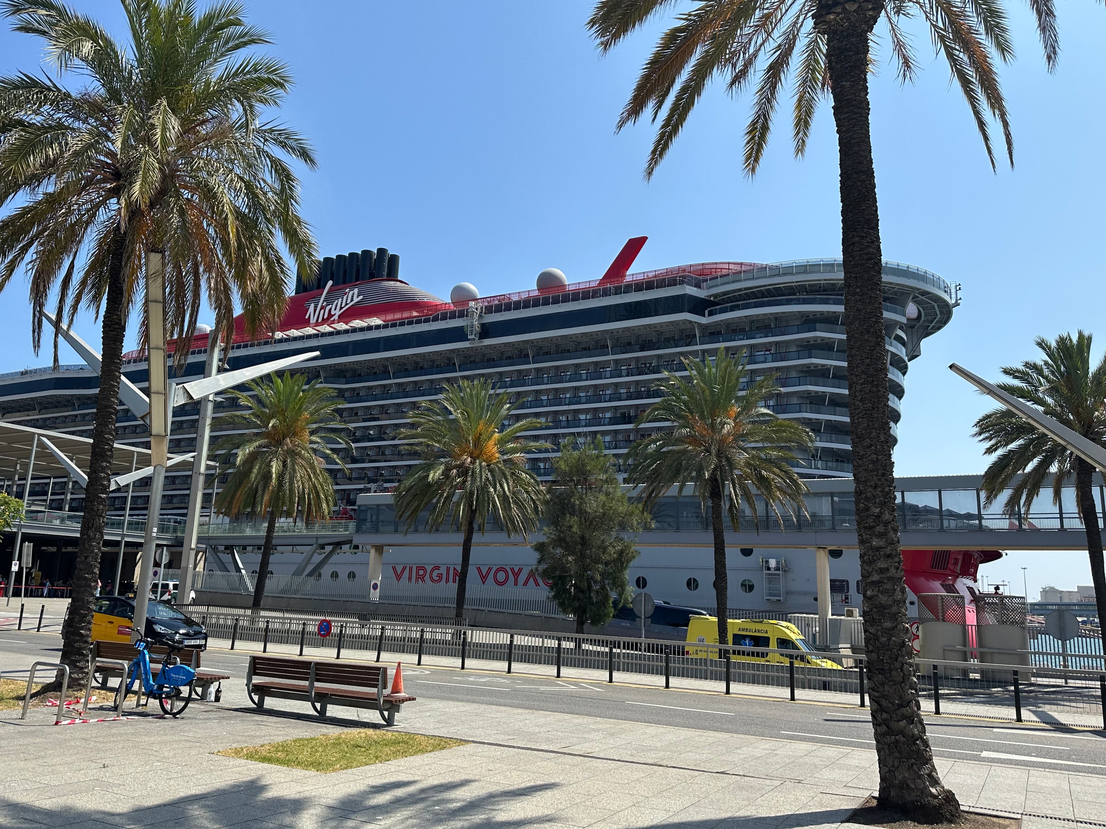 Scarlet Lady im Hafen von Barcelona — Palmen und Virgin-Rot