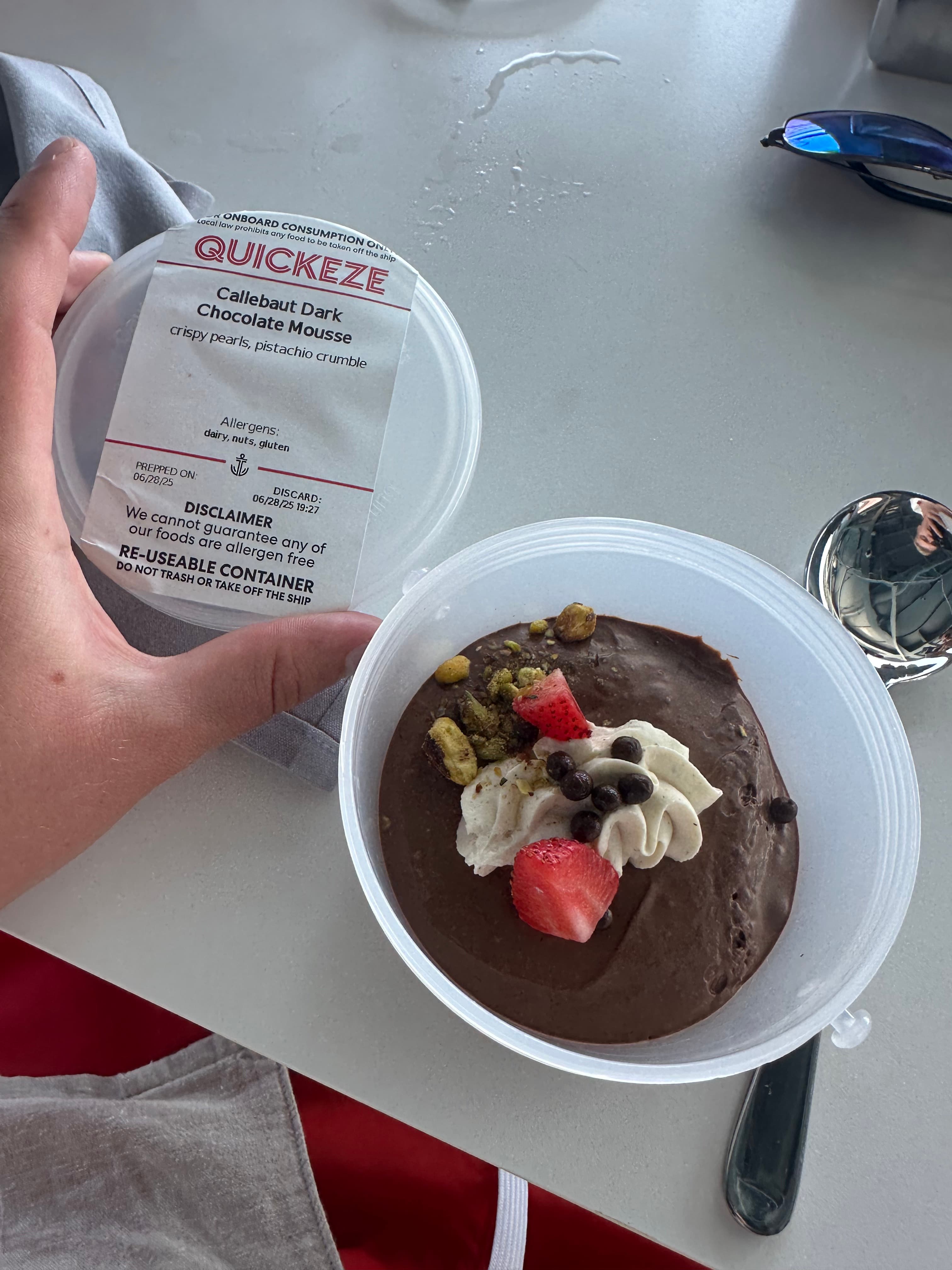 Callebaut Dark Chocolate Mousse im Quickeze-Behälter mit Erdbeeren und Sahne