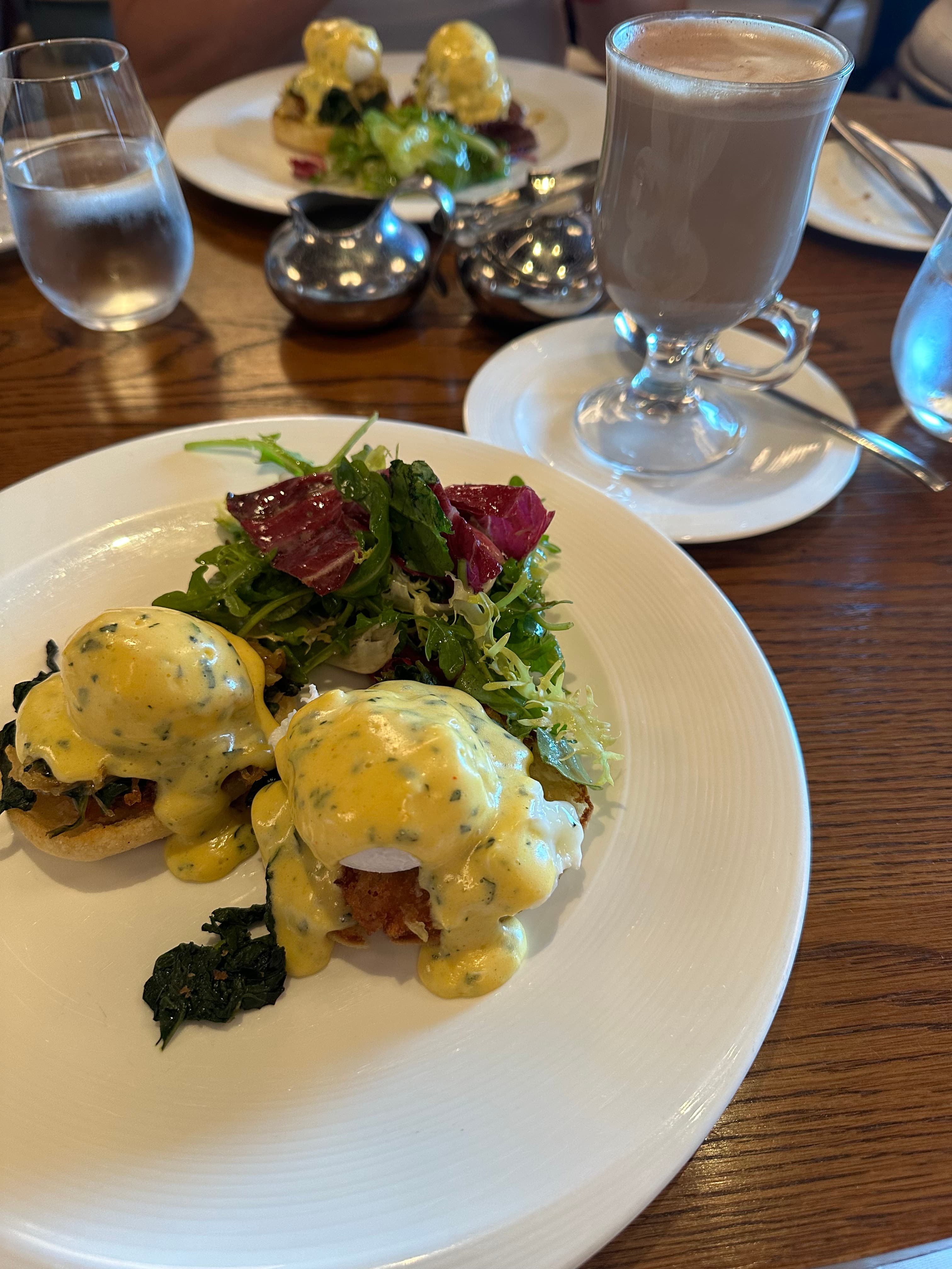 Eggs Benedict mit Hollandaise-Sauce — Virgin Voyages Restaurant