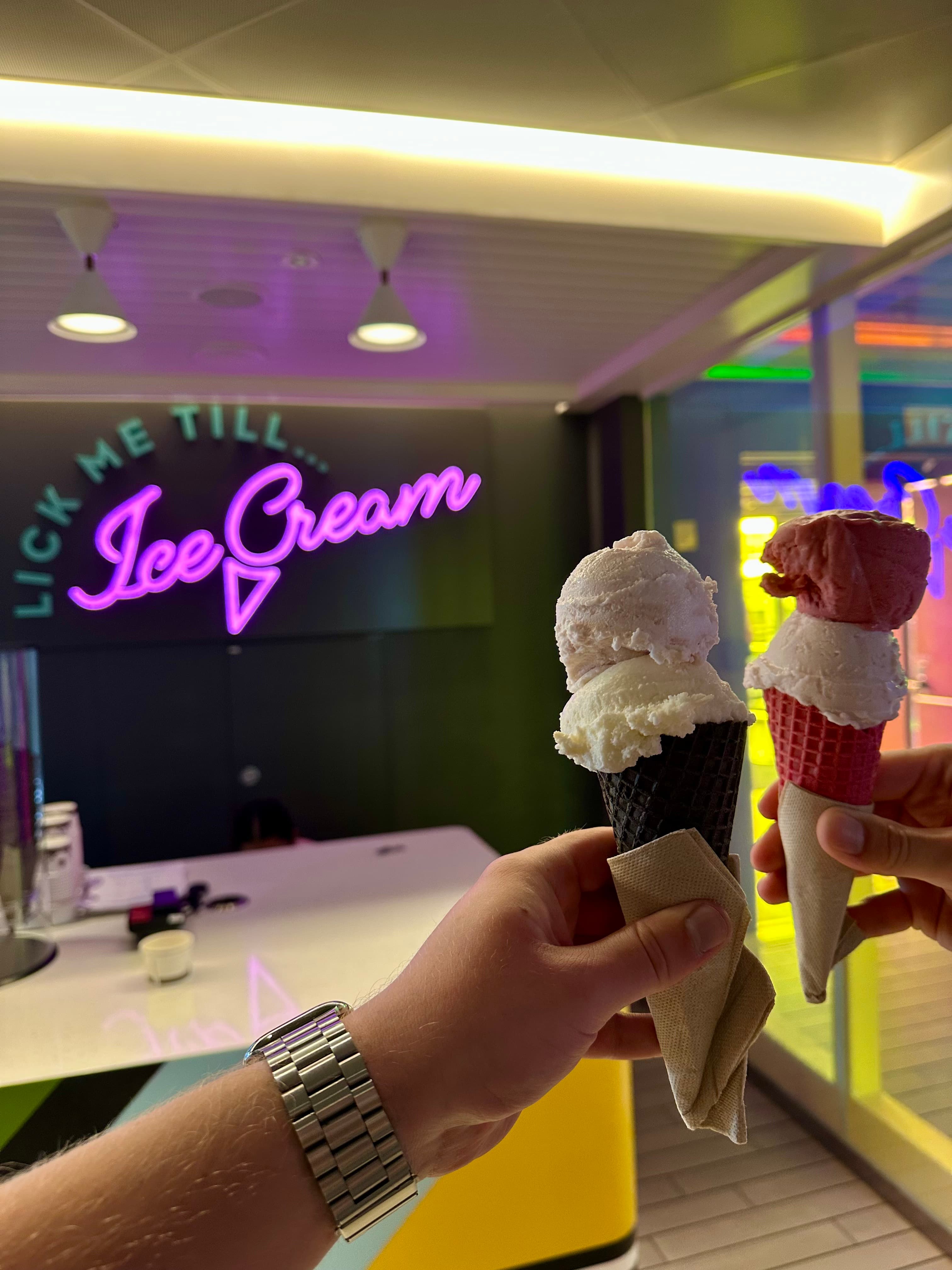 Lick Me Till Ice Cream Neon-Schild mit Eistüte