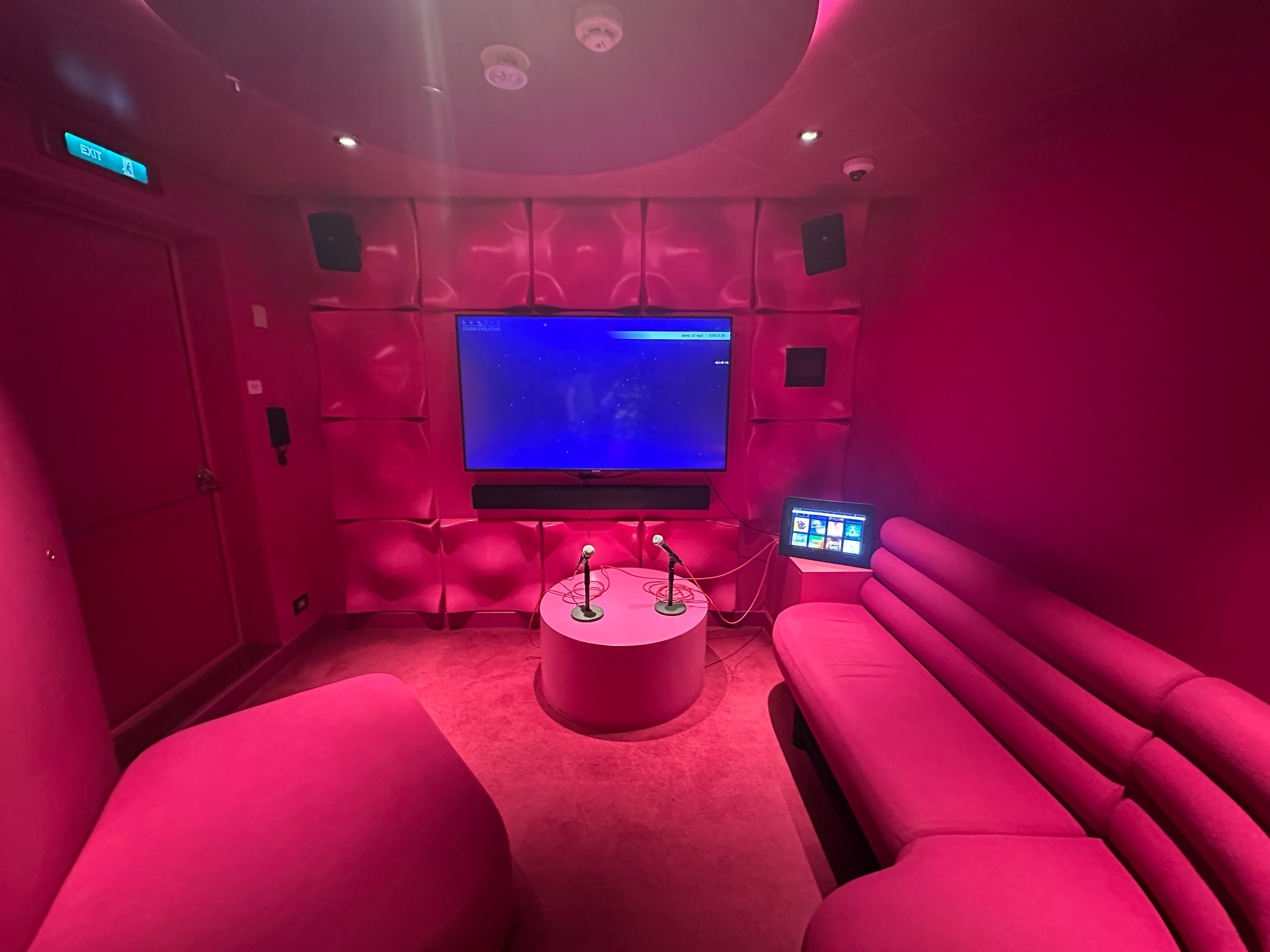 Private Karaoke-Box mit Mikrofonen und Bildschirm