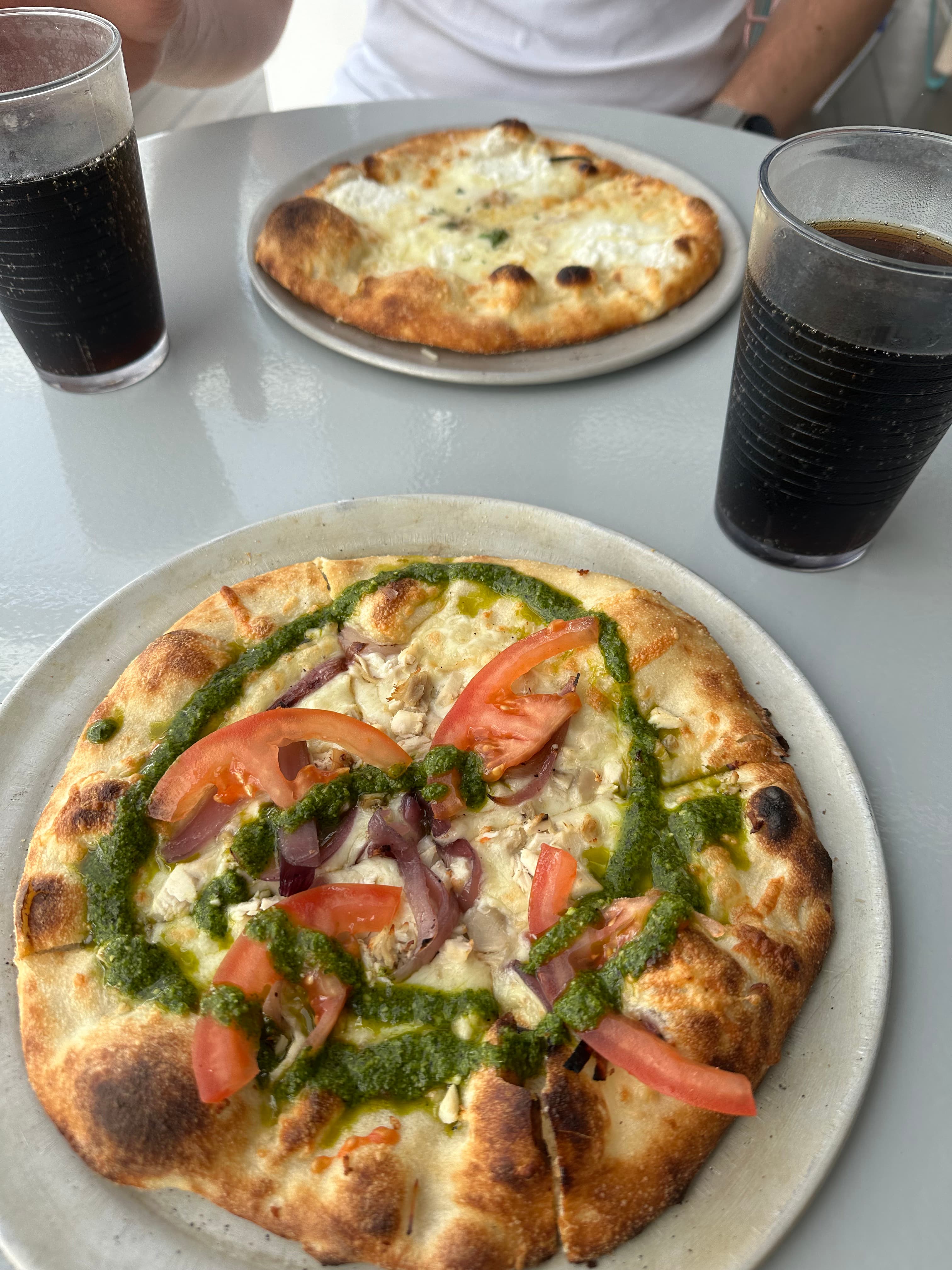 Pizza mit Pesto und Tomaten — Virgin Voyages Restaurant inklusive