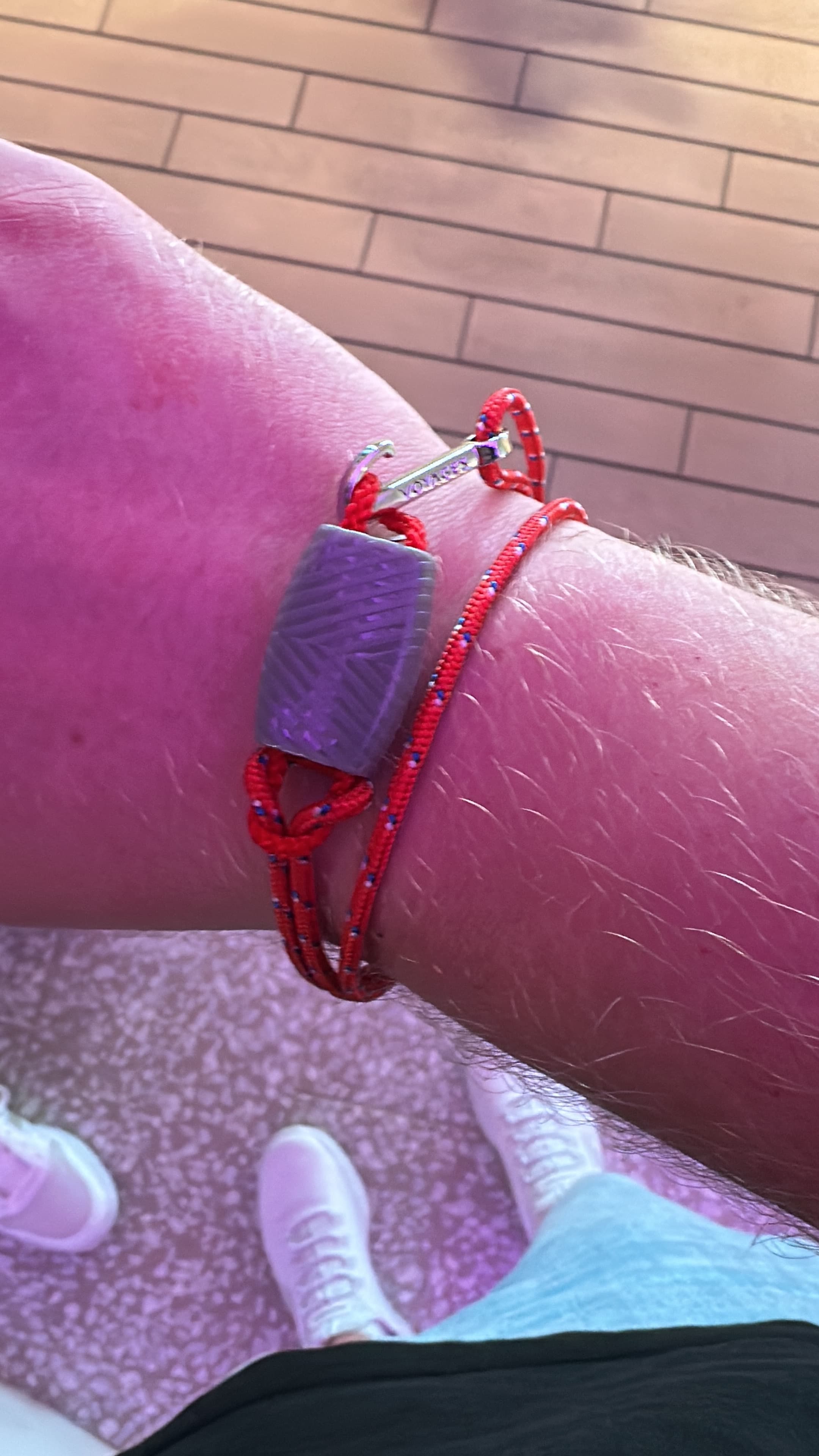 Das rote Ankerarmband von Virgin Voyages