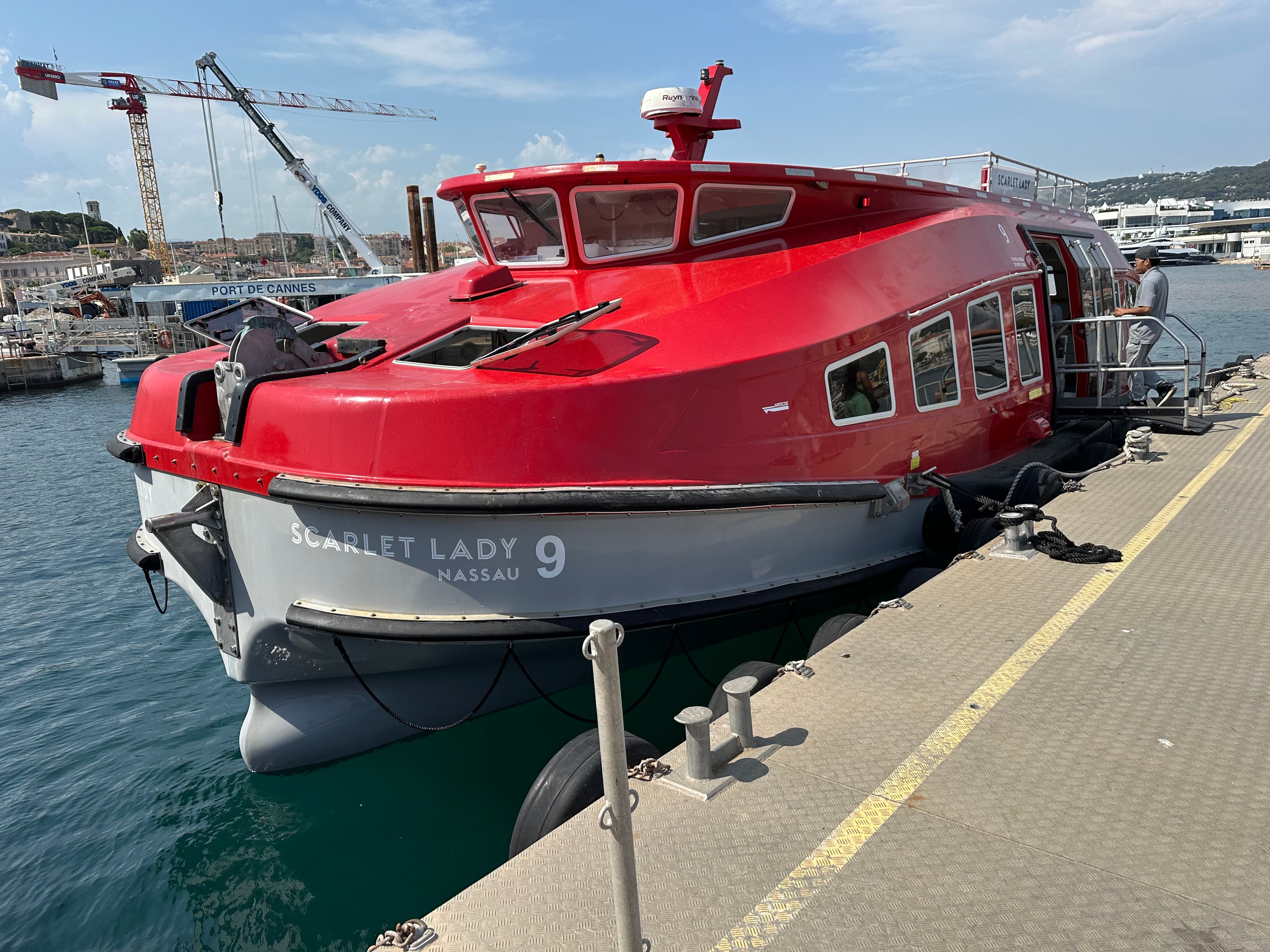 Rotes Tender-Boot Scarlet Lady 9 im Hafen von Cannes
